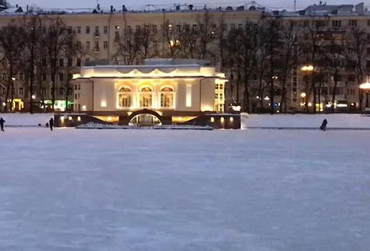 Каток на Патриарших прудах. Изображение 2