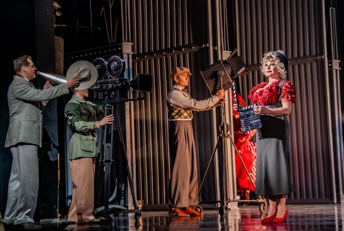 Веселая вдова . Изображение 6