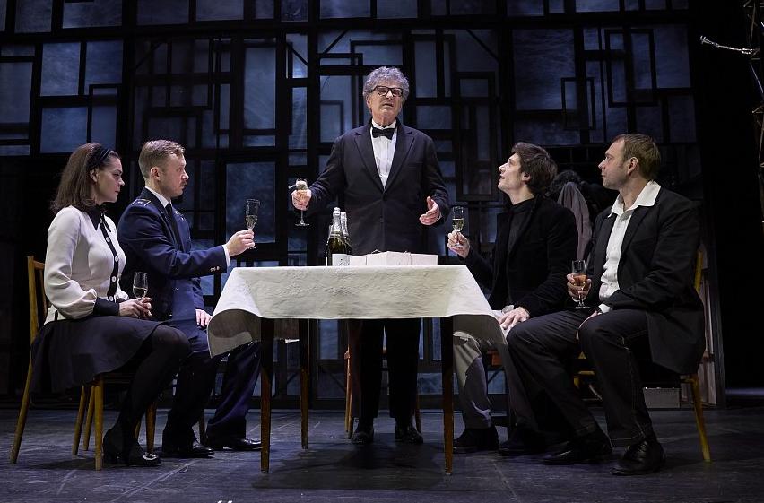 Старший сын (Московский академический театр им. Вл.Маяковского). Изображение 12