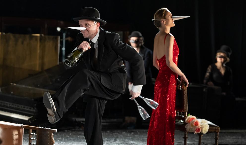 Р (Театр Сатирикон). Изображение 1