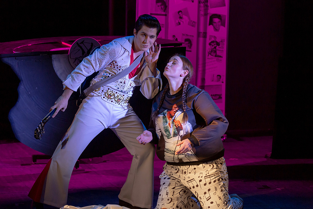 Elvis_02.jpg Elvis_02.jpg