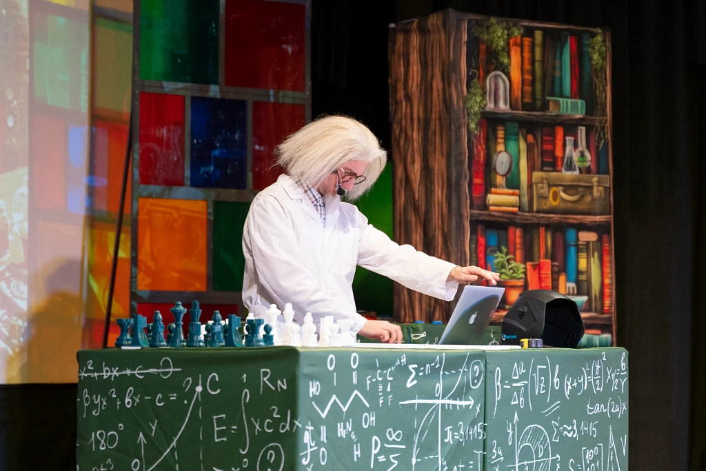 Ученая семейка и роботы. Изображение 2