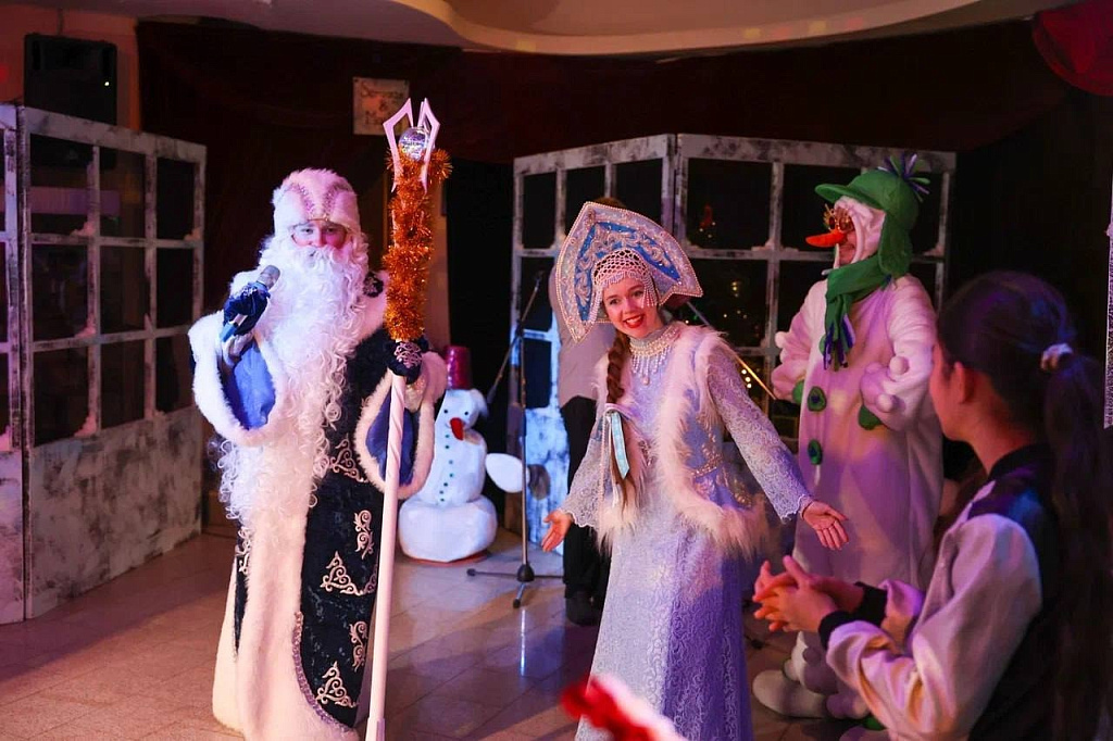 Новогоднее представление со спектаклем. Изображение 5