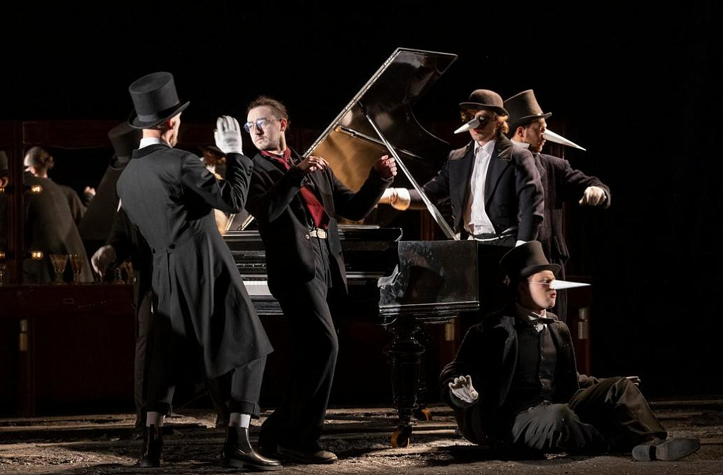 Р (Театр Сатирикон). Изображение 5