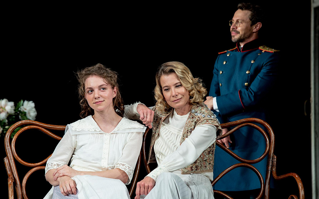 Три сестры (Театр им. Моссовета). Изображение 3