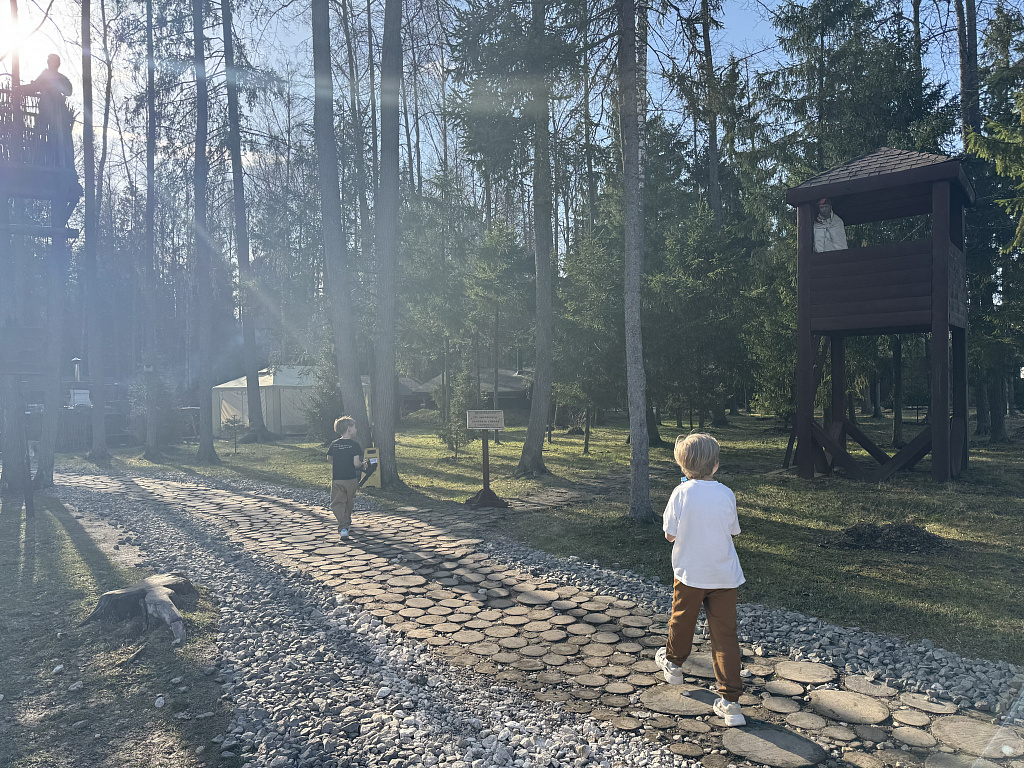 Партизанская деревня в парке Патриот. Изображение 2