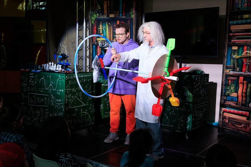 Ученая семейка и роботы. Изображение 1