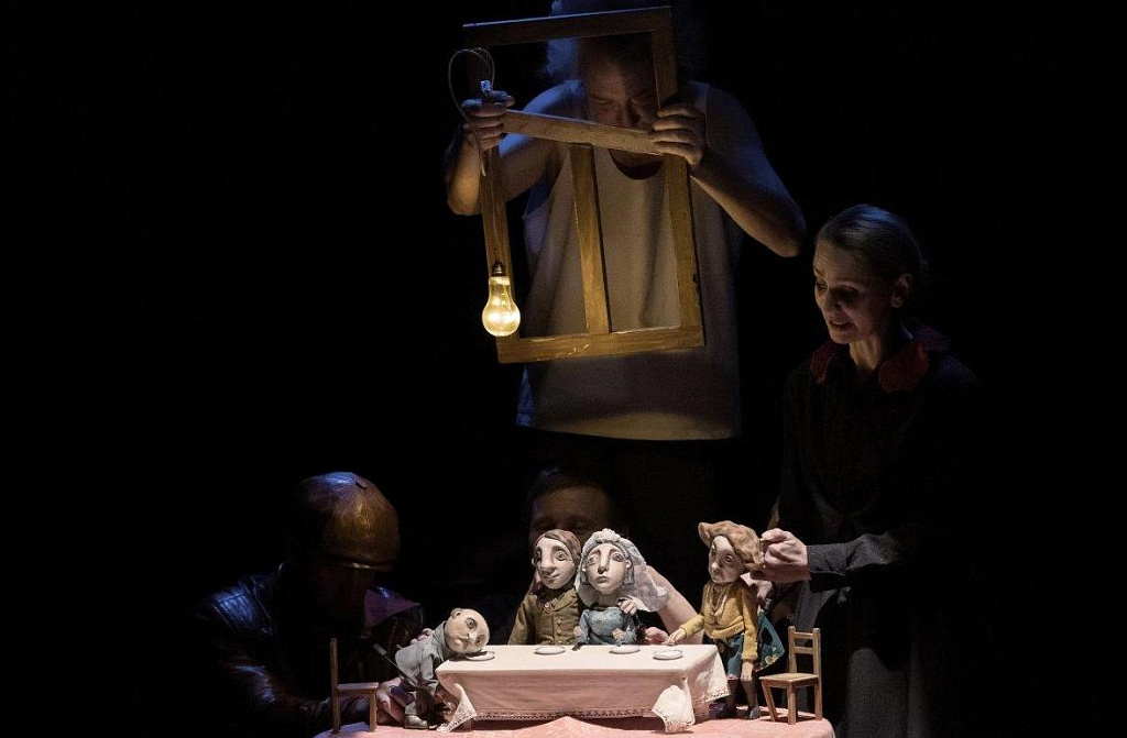 Жена мужа в Париж провожала. Изображение 4