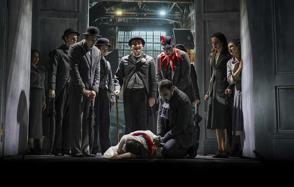 Паяцы. Изображение 3