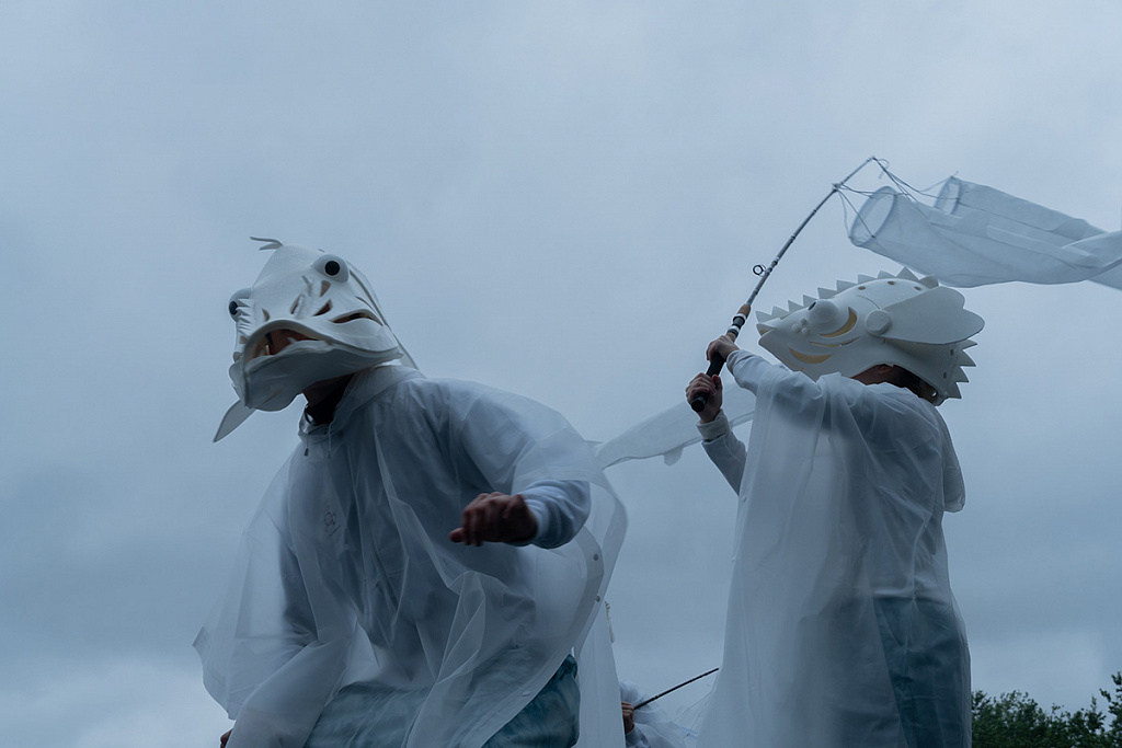 Уличный спектакль "Люди-рыбы. Эволюция". Изображение 4