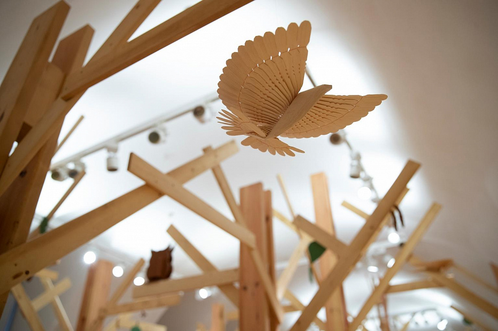 Сосна, медведь и крутящийся волчок. Изображение 1