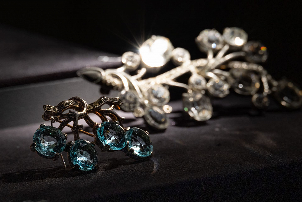 Магия блеска. Стразы и граненая сталь XVIII – начала XIX века из собрания Исторического музея. Изображение 4