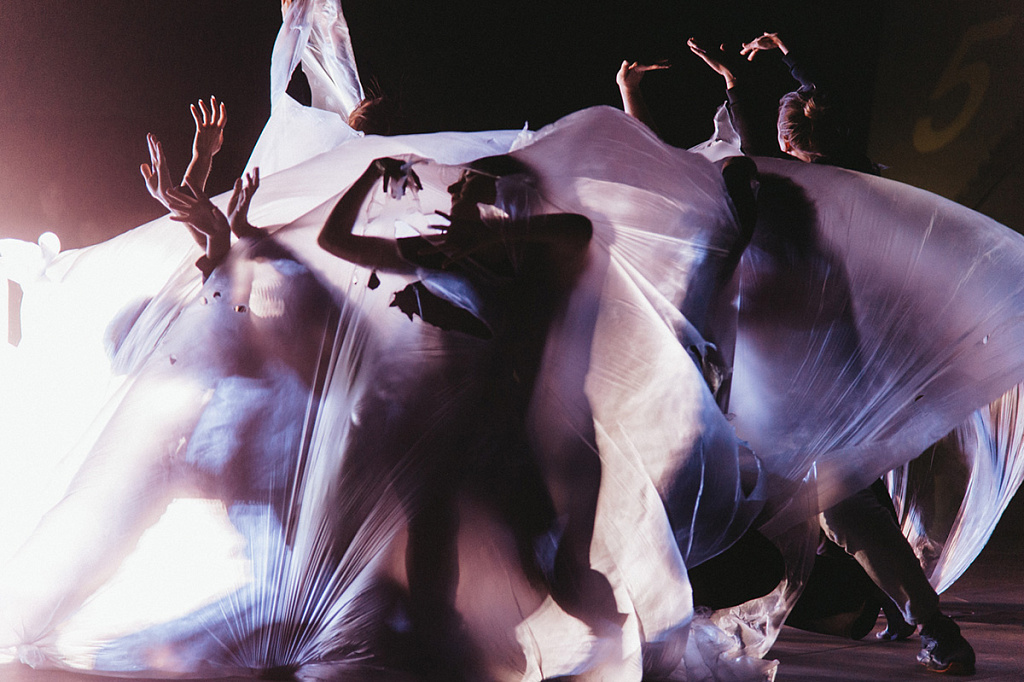 Уличный спектакль "Люди-рыбы. Эволюция". Изображение 1