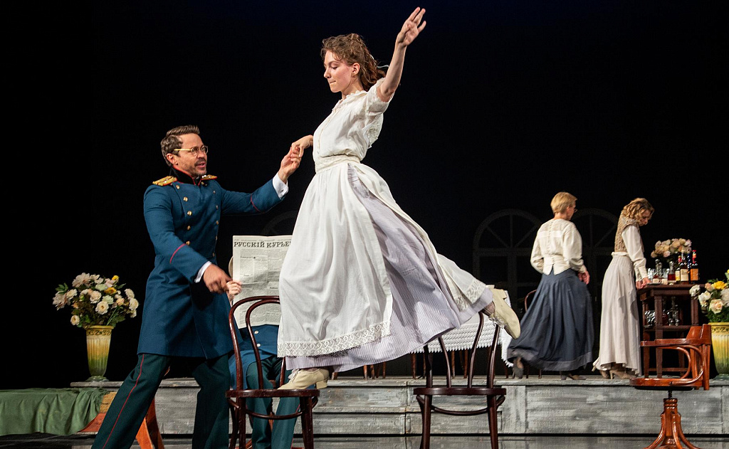 Три сестры (Театр им. Моссовета). Изображение 2