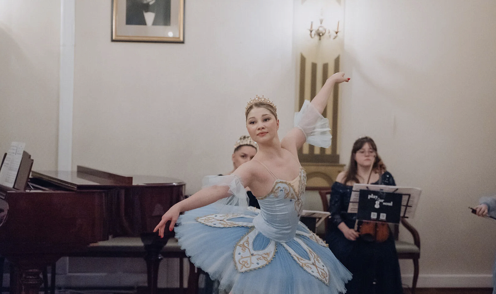 Камерная ёлка с балериной. Изображение 1