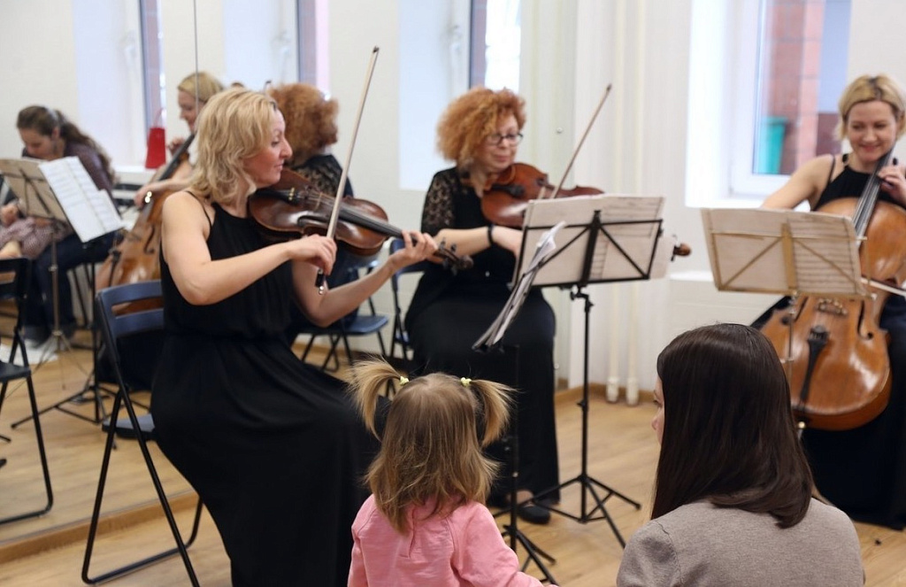 Новогодние мелодии со струнным трио Caprice скрипка, альт, виолончель. Изображение 4