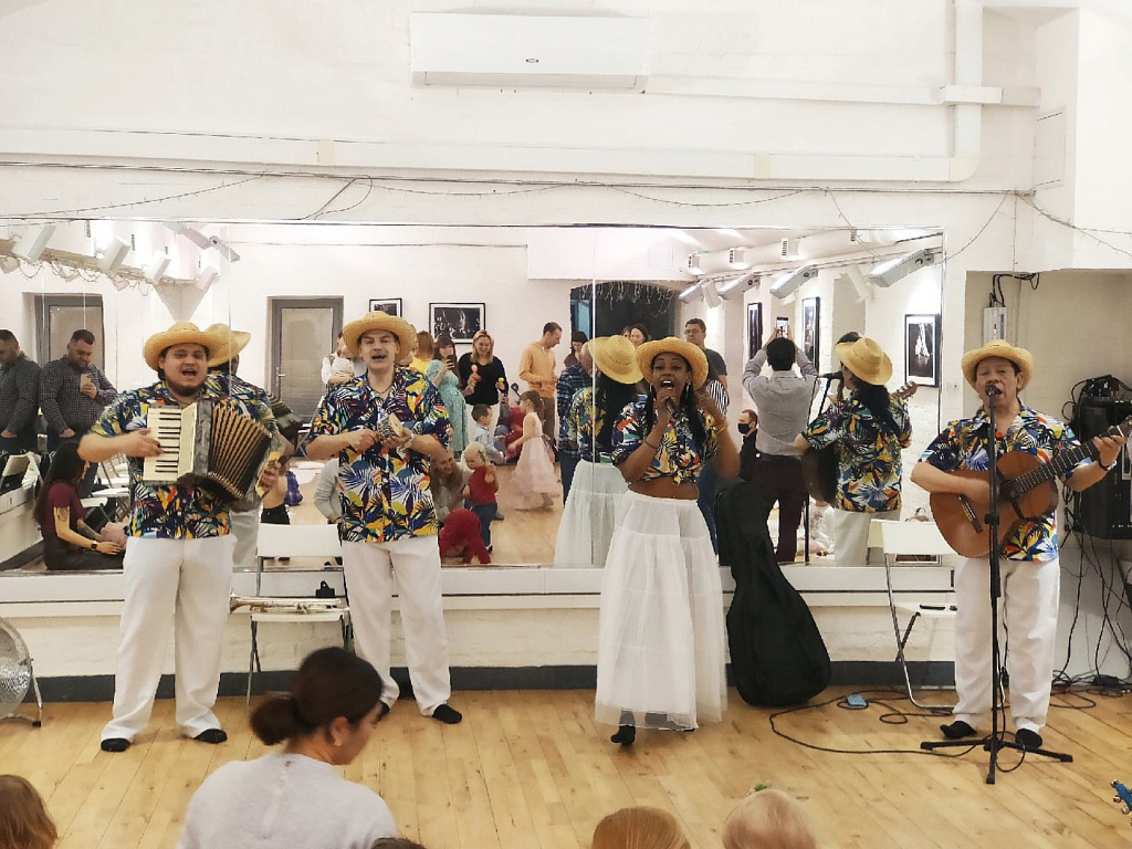 Латиноамериканская вечеринка с группой Amigos de Corazon. Изображение 1