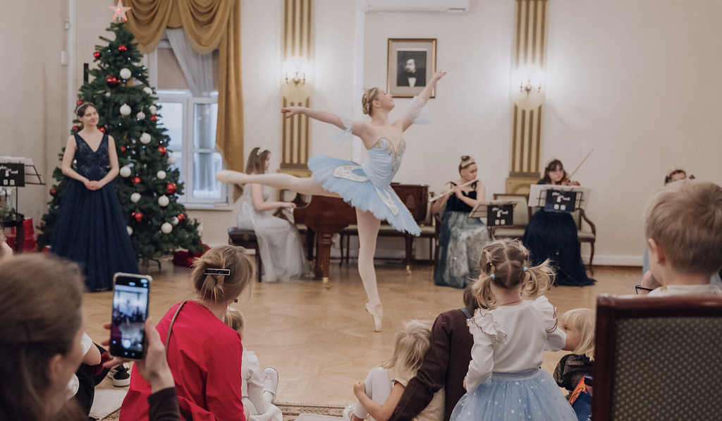 Камерная ёлка с балериной. Изображение 2