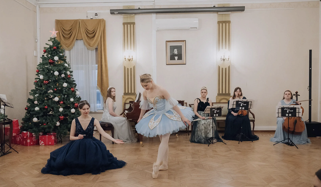 Камерная ёлка с участием балерины. Изображение 5