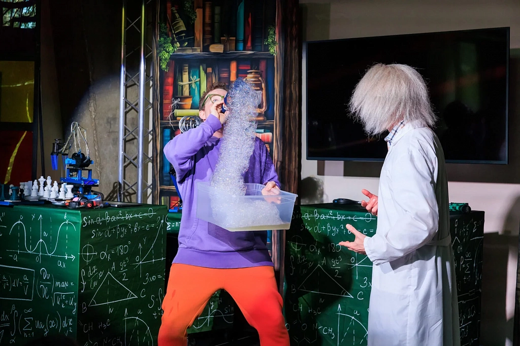 Ученая семейка и роботы. Изображение 6