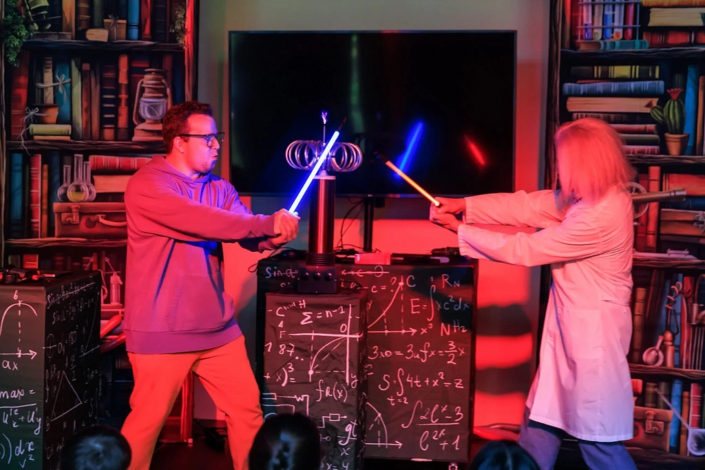 Ученая семейка и роботы. Изображение 4