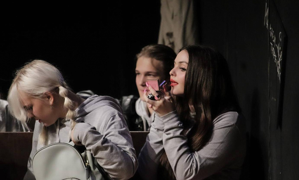 Вверх по лестнице, ведущей вниз. Изображение 3