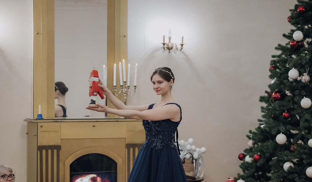 Камерная ёлка с участием балерины. Изображение 4
