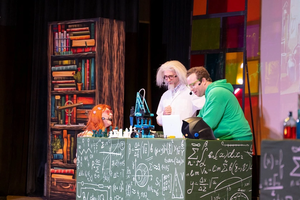 Ученая семейка и роботы. Изображение 5