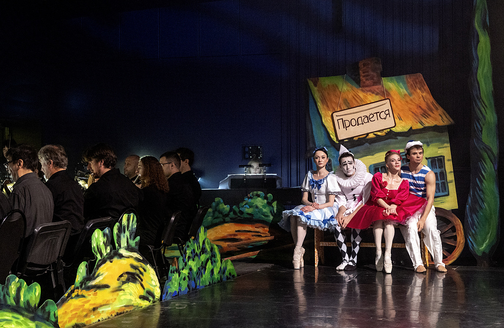 Ящик с игрушками. Изображение 3